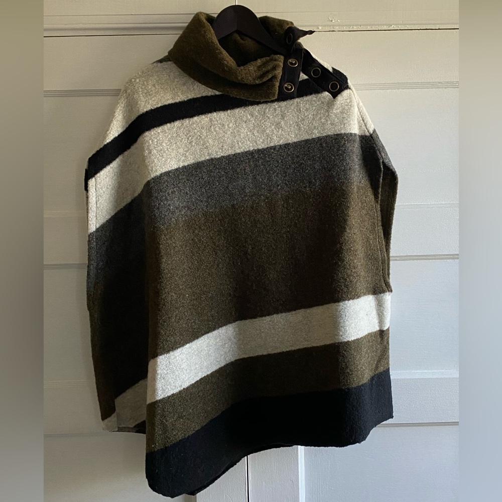 Ladies Gray/Cream/Green/Black Asymmetrical Cape with Side Snap Collar. Size S